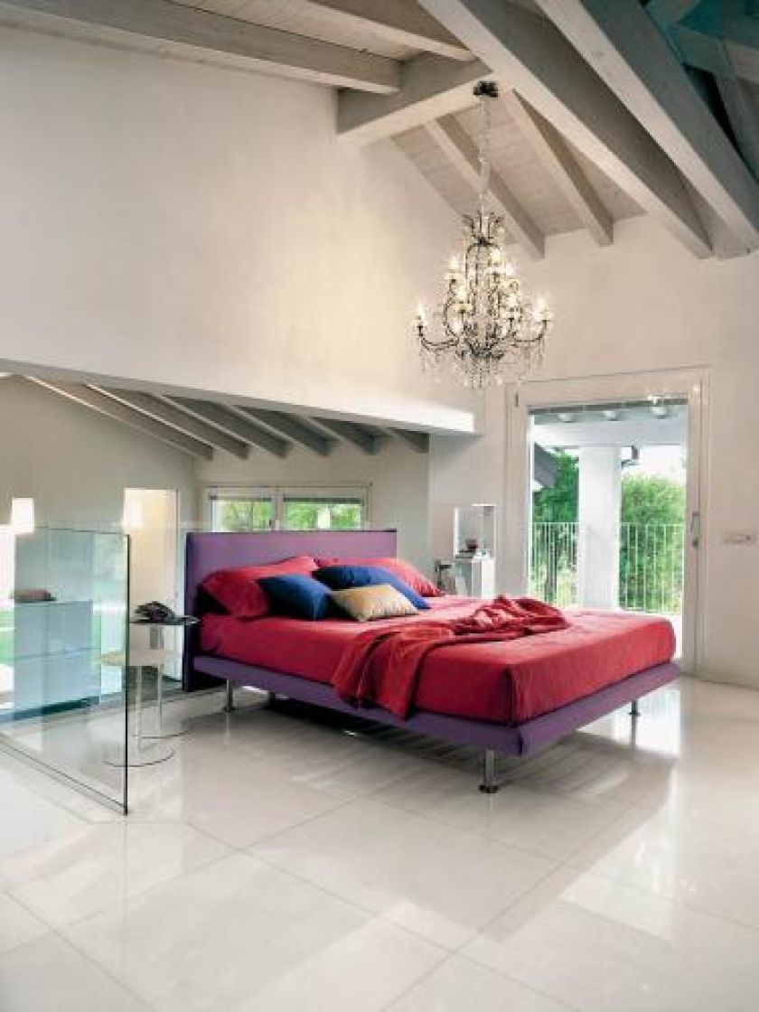 Prostą ramę ożywia modny fiolet - za łóżko Billo zapłacimy 745 euro. BONALDO