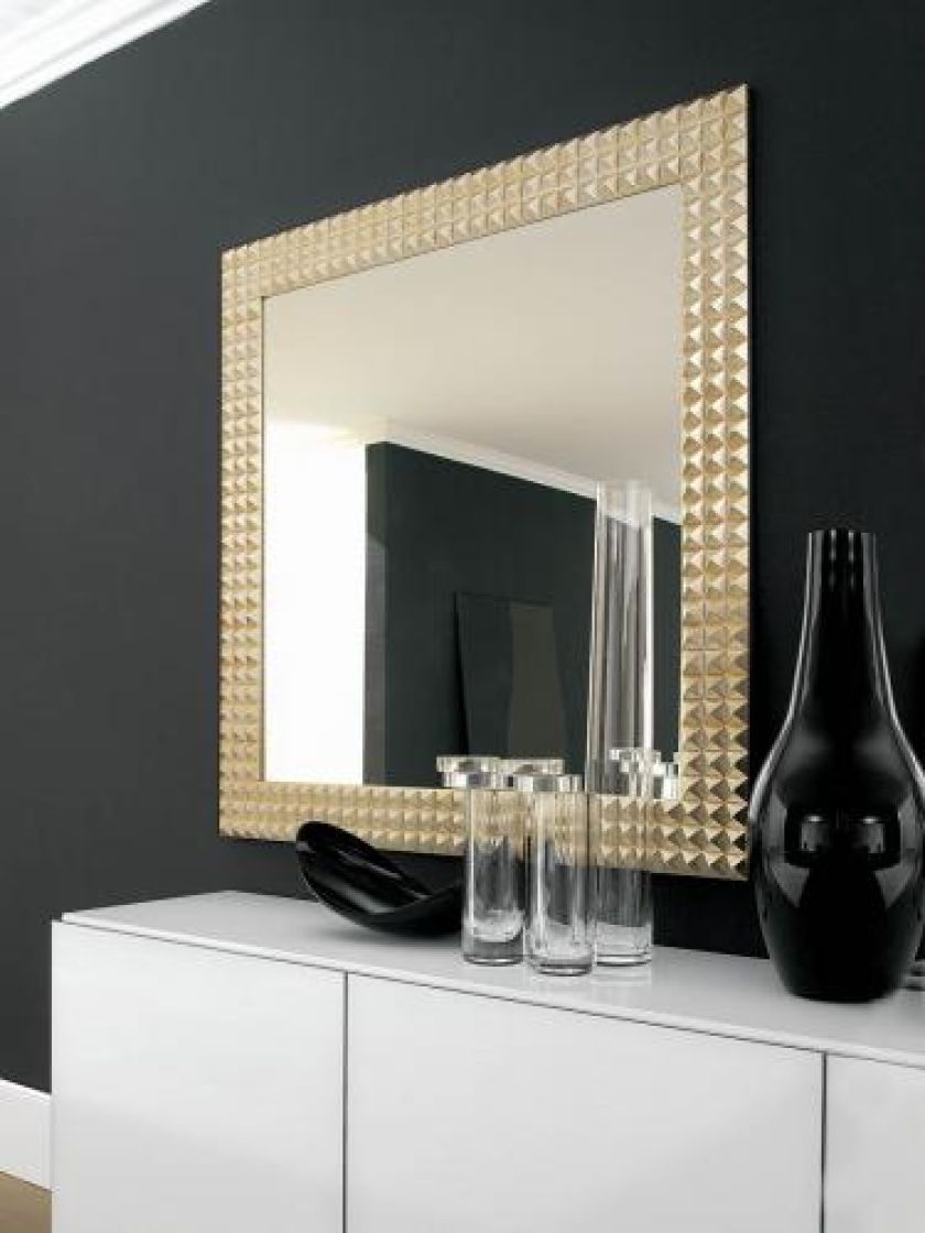 Ramę tego lustra ozdobiono małymi Stożkami, przypominającymi piramidy. Stąd nazwa kolekcji - Egypt. Lustro można