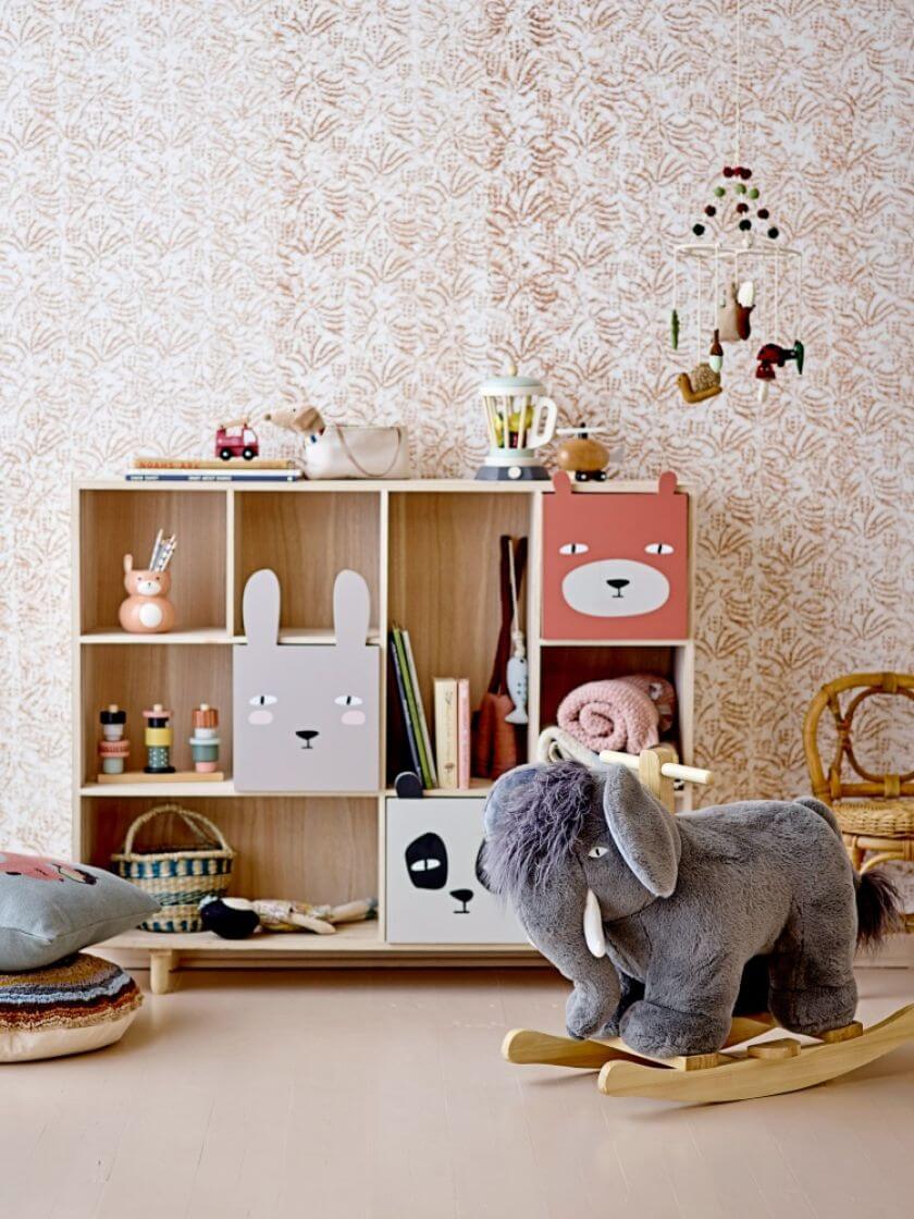 Regał z organizerami na zabawki