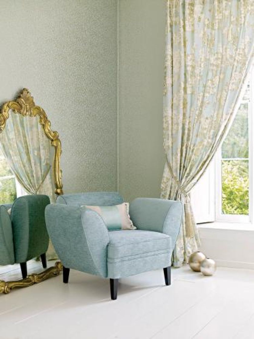 Romantyczne tkaniny od Osborne and Little, kolekcja Walk in the park . Fotel obito tkaniną za 404 zł/m.b., zasłony kosztują