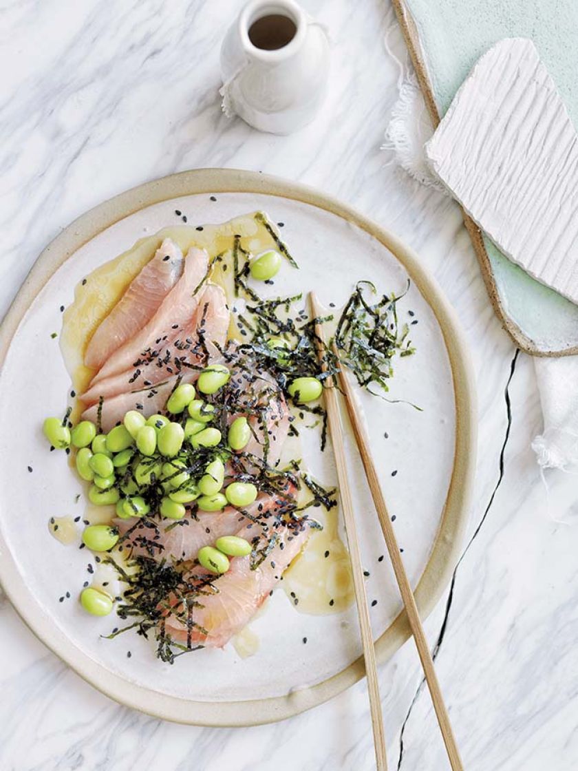 Sashimi z sezamowo-cytrusowym dressingiem i edamame