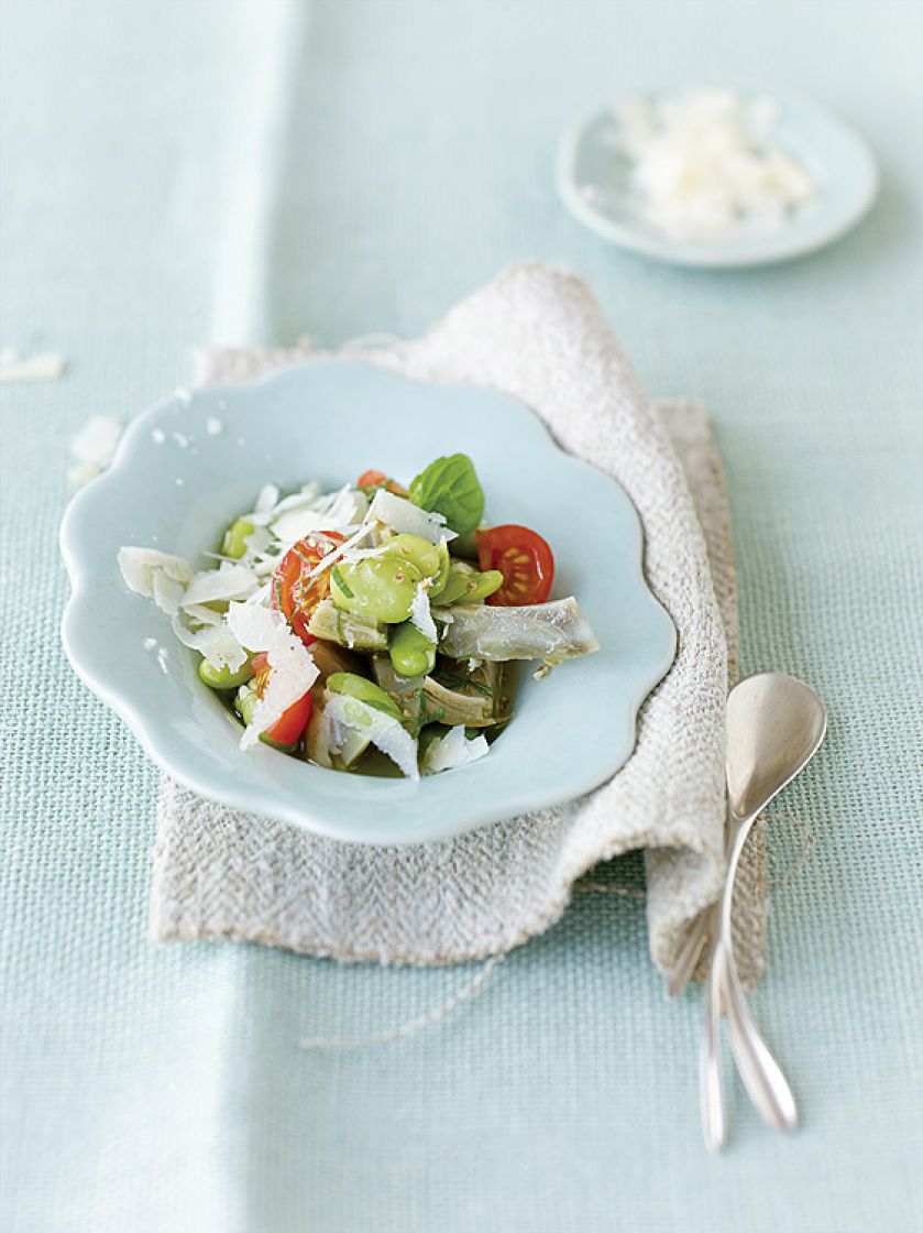 Sałatka z bobu i karczochów. Zioła dodają smaku