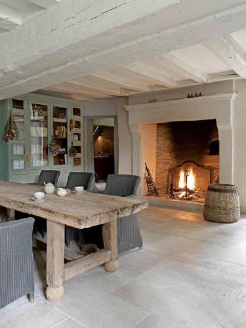 Schodami w dół i jesteśmy w kuchni. Jej ozdobą jest wielki piec i masywny stół z cedrowych belek.