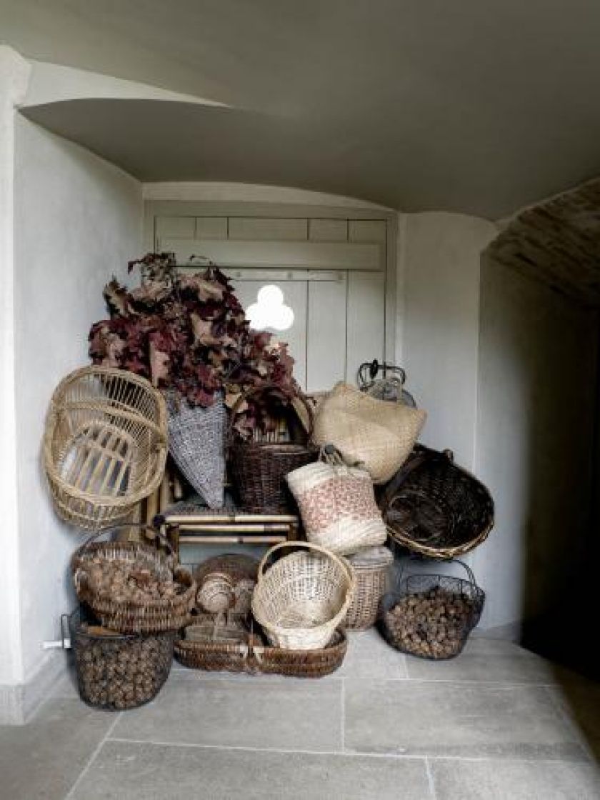 Schowek wypełniony wiklinowymi koszami.