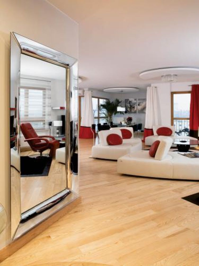 Słynne lustro Caadre firmy Fiam projektu Philippe a Starcka zrobione zostało z posrebrzanego giętego szkła. Kosztuje