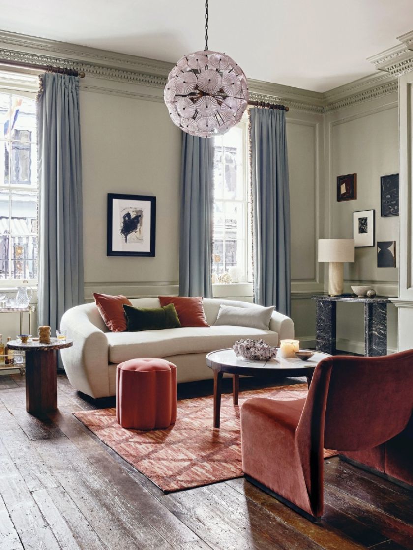 sofa między oknami w salonie