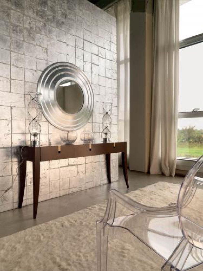 Solitaire ma nogi z litego buku, trzy szuflady i chromowane uchwyty z kryształkami Swarovskiego. Kosztuje 8500 zł. SELVA