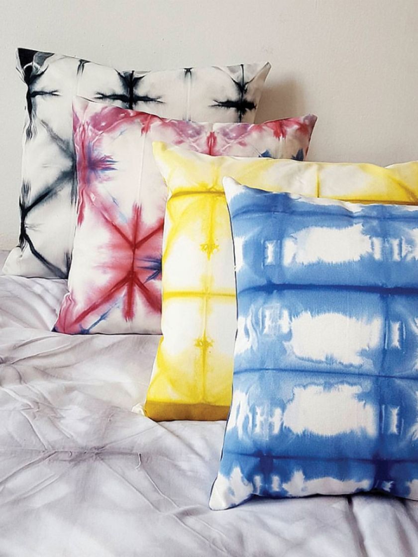 Sonia Nowicka/Sohanova barwi techniką shibori zasłony, poduchy, obrusy, a ostatnio także pościel i ręczniki.