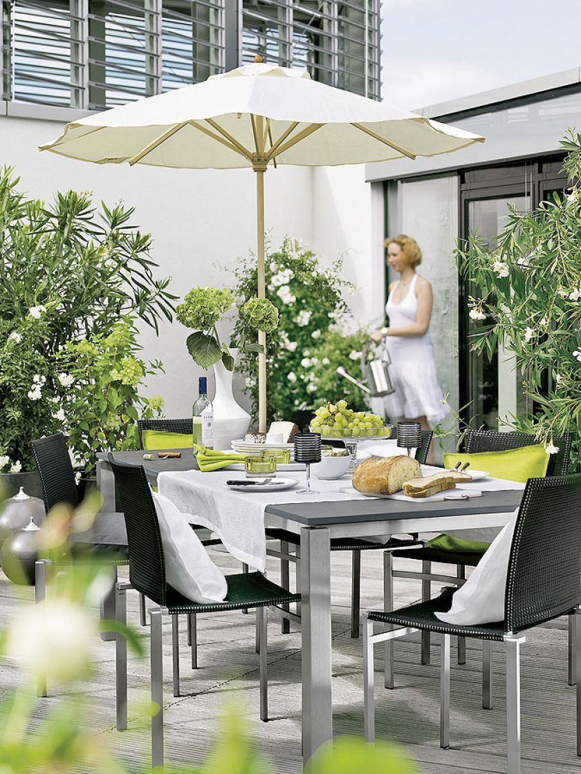 Stół na metalowym stelażu nie będzie wyglądał surowo, gdy przykryjemy go krótkim bieżnikiem.