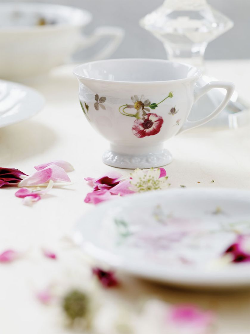 Przyjęcie w ogrodzie. Jak udekorować stół na eleganckie garden party