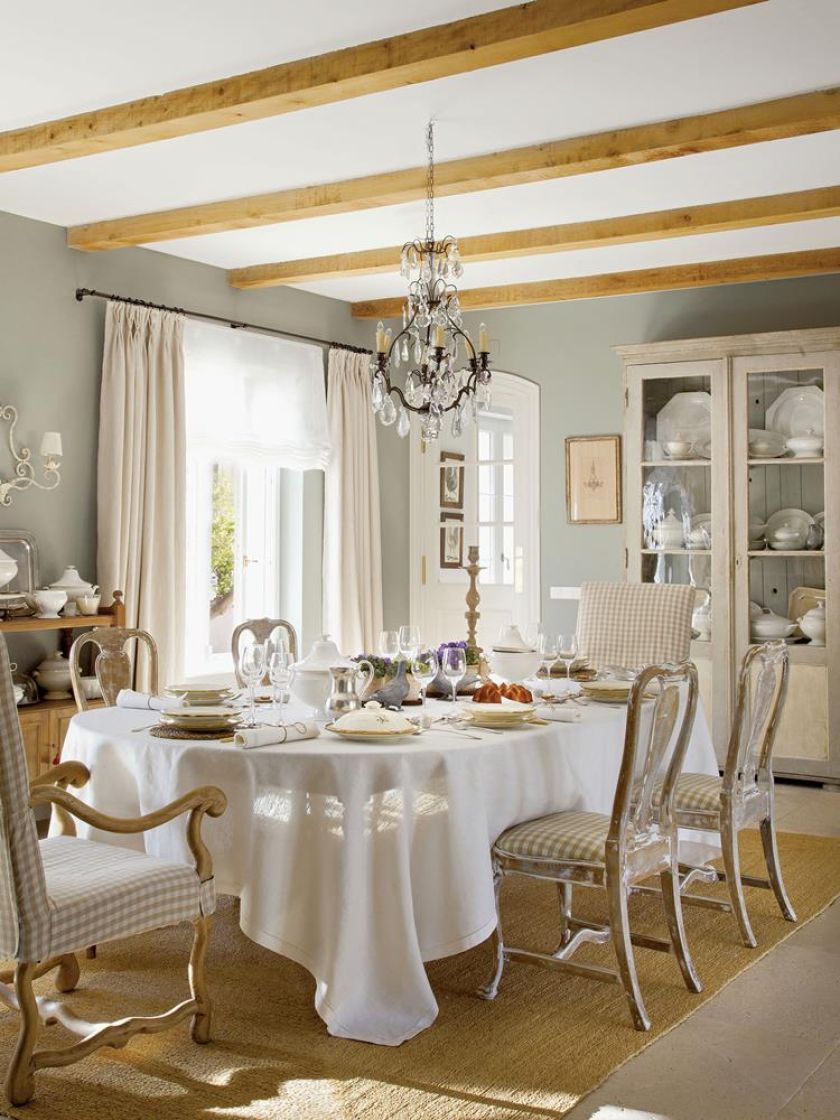 Ten dom urządzony w stylu prowansalskim to dużo lnów, przecieranek i porcelanowych kolekcji. Antyki w