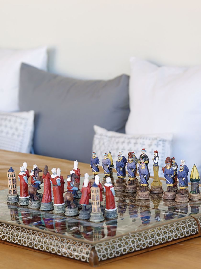 Szachy inkrustowane macicą perłową to armia turecka szturmująca Europę.