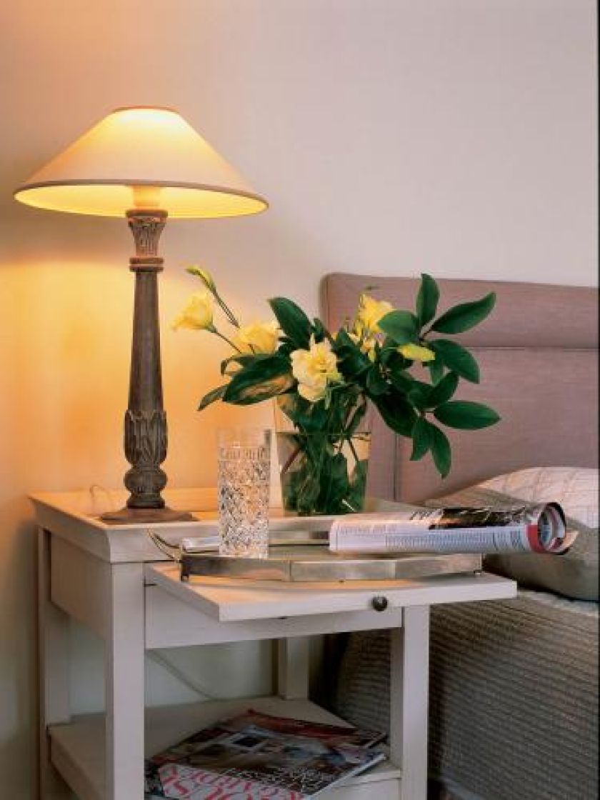 Szafka nocna z wysuwanym blatem. Ze szlachetnym umiarem