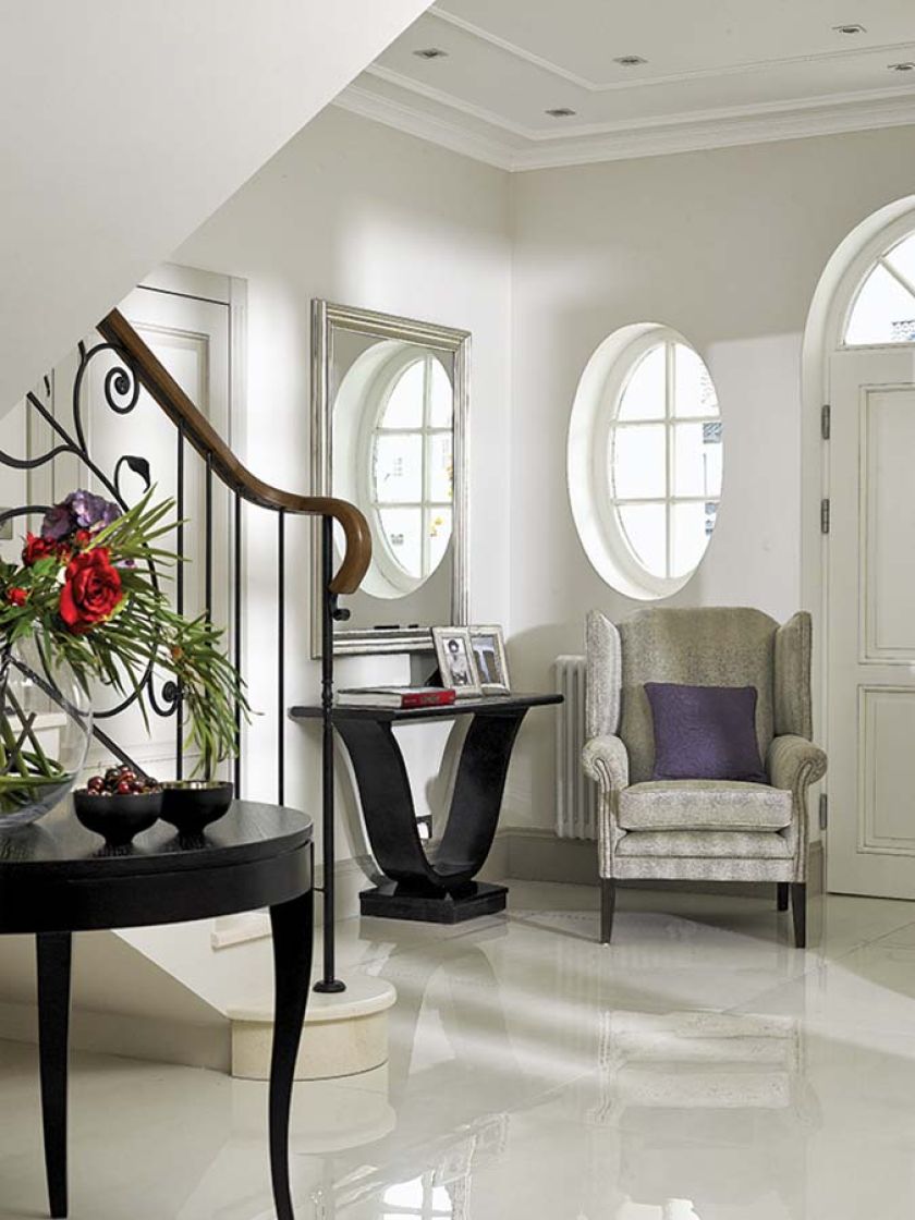 Ta elegancka rezydencja jest jak szkatułka z błyskotkami. Mnóstwo w niej luster, kryształów i mebli na wysoki połysk. Dużo