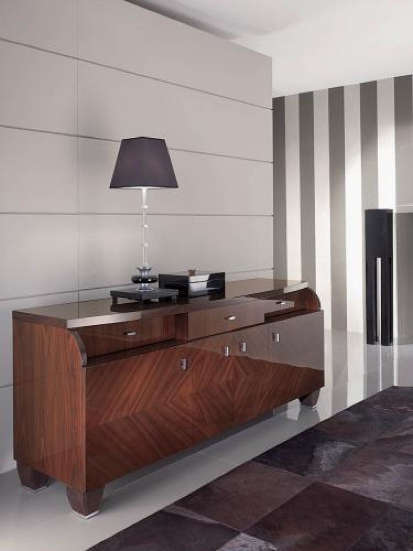 Ten palisandrowy kredens ma nietypowe nogi - ze skóry. Cena - od 5880 euro. SMANIA