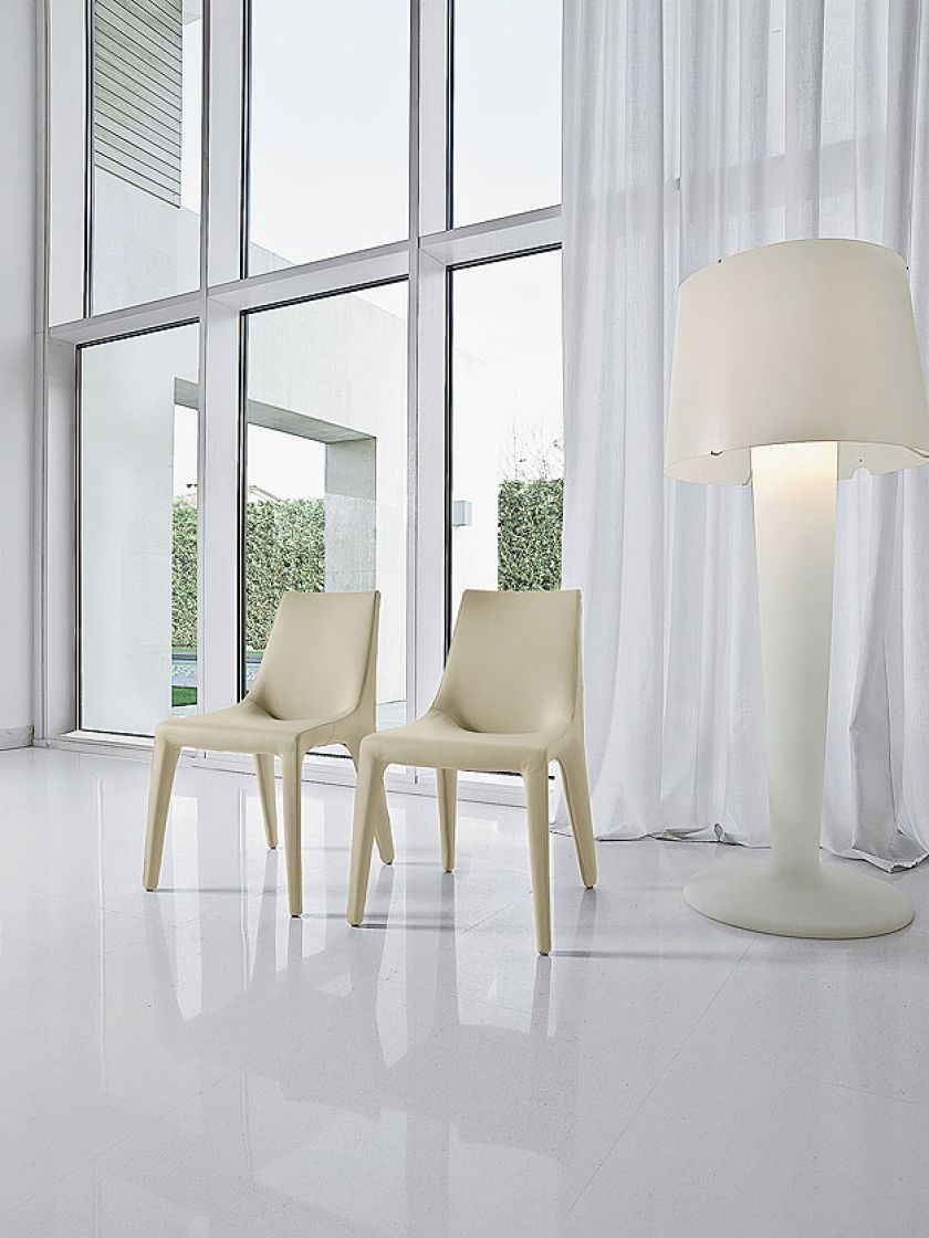 TIP TOE, krzesło na stalowej ramie, wyłożone miękką pianką i tapicerowane ekoskórą, ok. 2890 zł, BONALDO, heban.pl