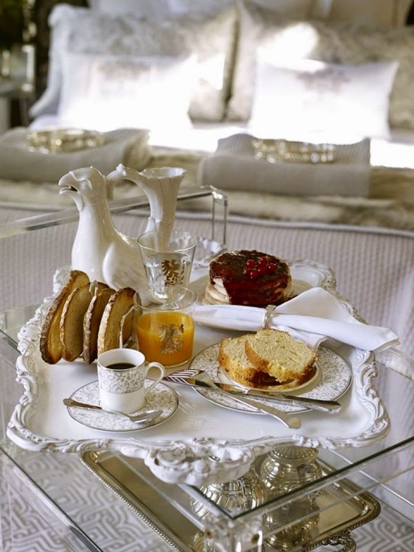 W angielskim stylu, czyli połączenie białej porcelany ze srebrem i złotem.