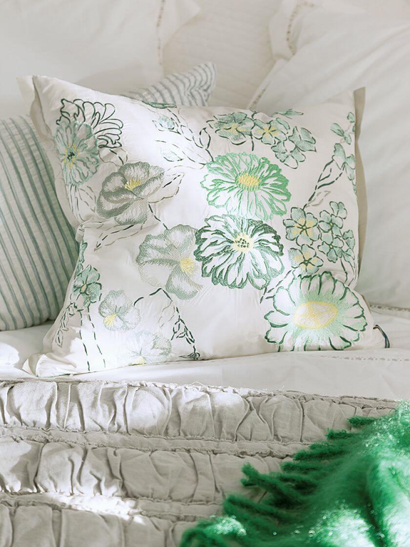 W domu dominuje biel przełamana zielenią, beżem i sieną. Kolonialne akcenty: bambusowe rolety, łóżko w