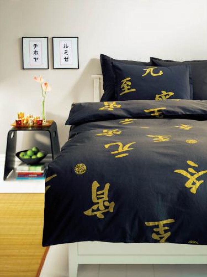 W orientalnej sypialni - pościel w japońskie hieroglify. JYSK
