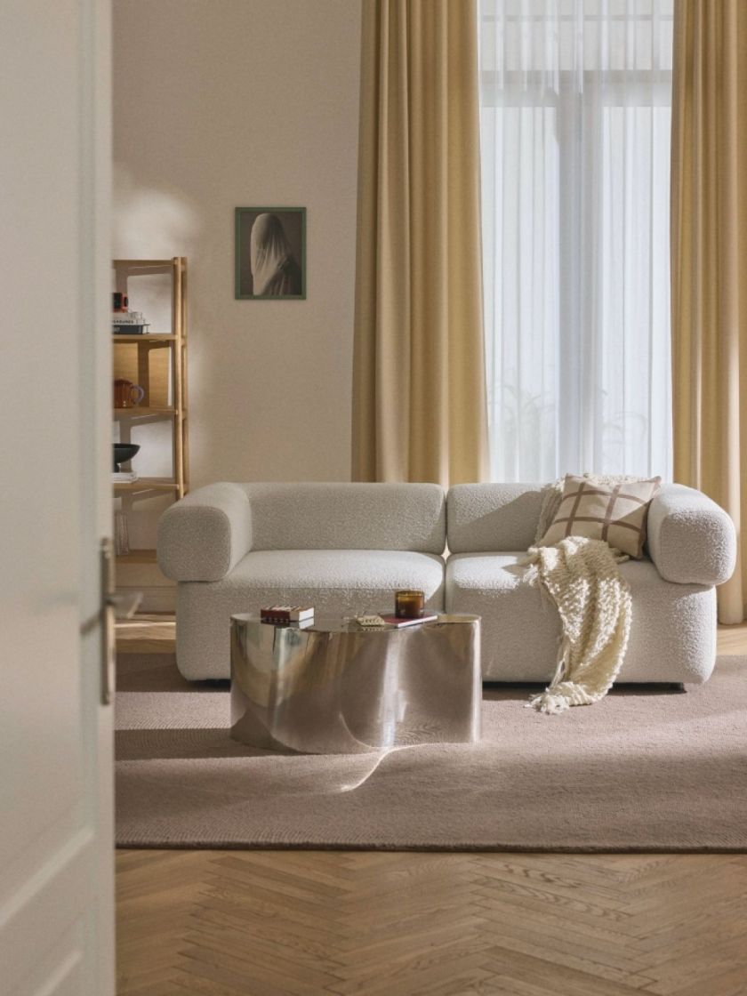 kanapa w kaszmirowym salonie