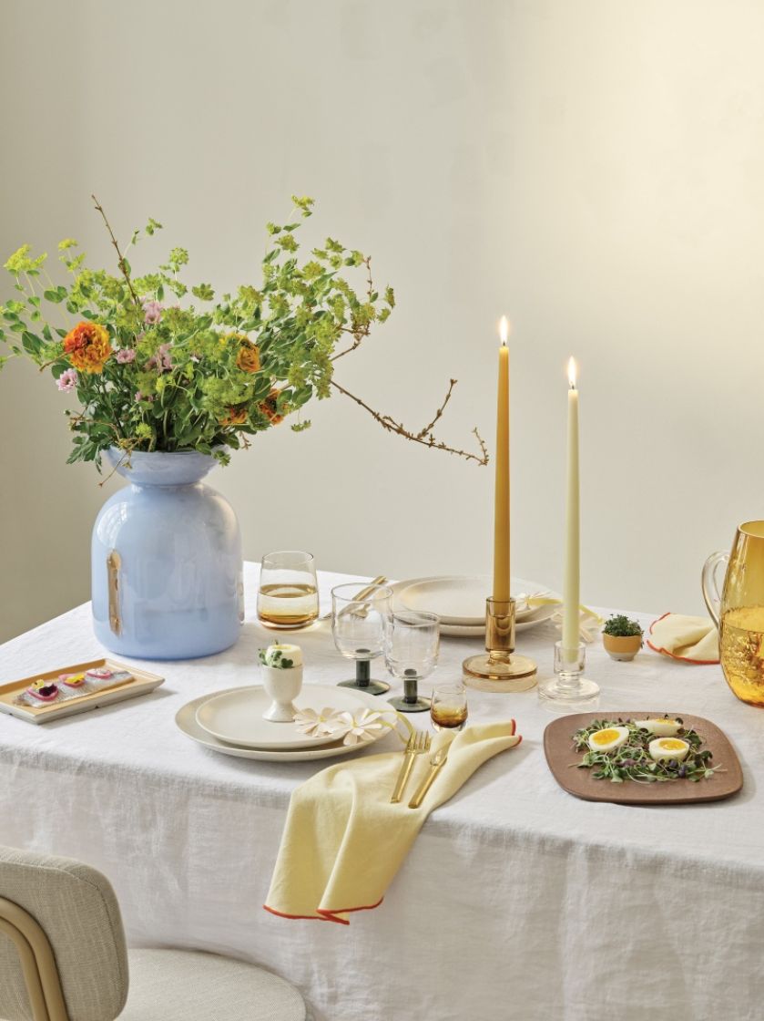 Wielkanocne dekoracje stołu pastele żółty