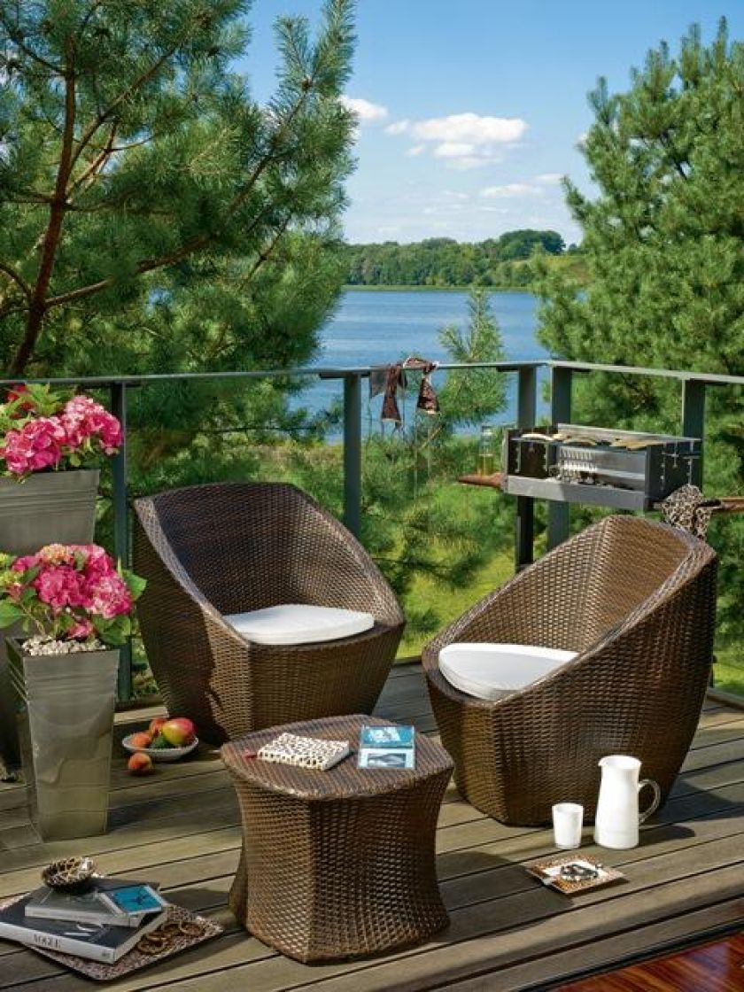 Wiklinowe meble sprawdzą się na zadaszonych balkonach.