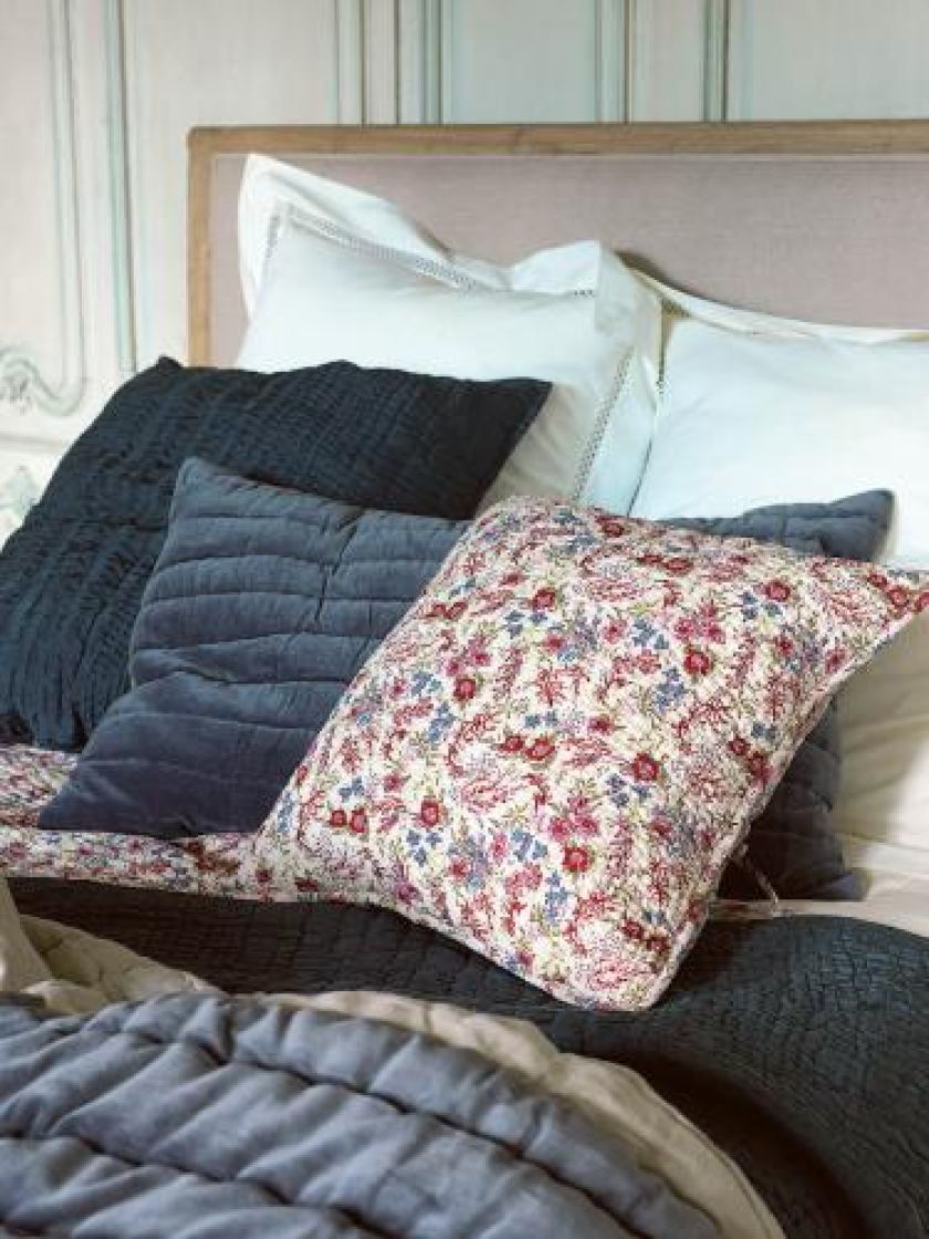 Wraca moda na puchowe piernaty, poduchy, pledy, kapy, falbany, koronki...