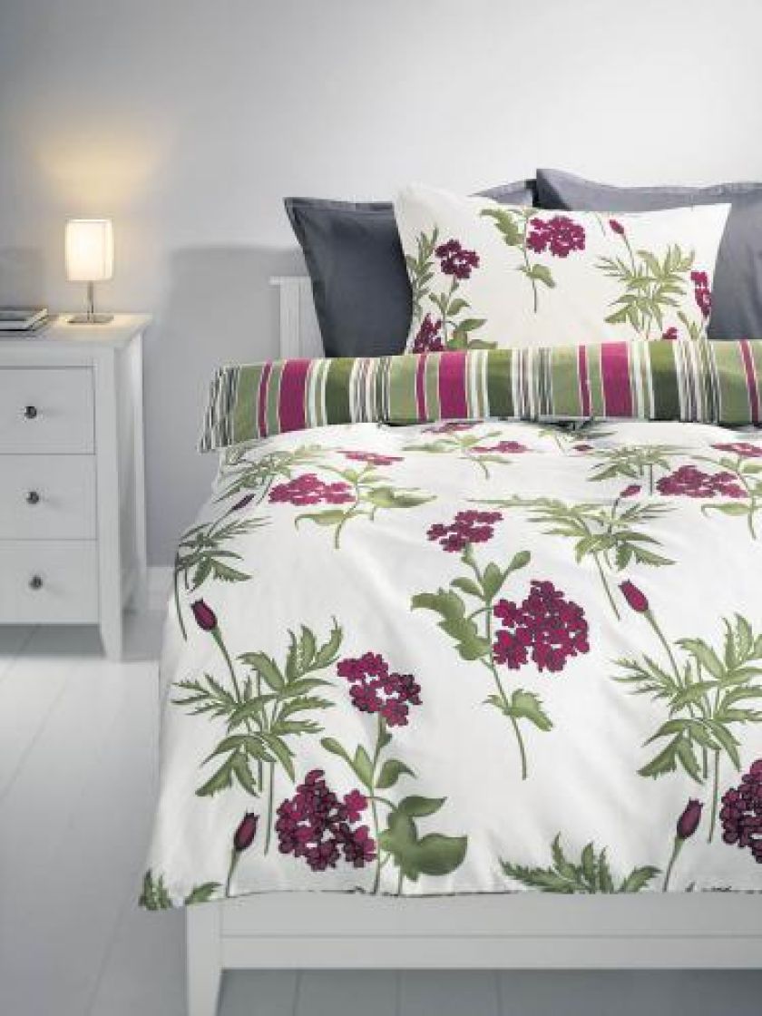 Wraca moda na puchowe piernaty, poduchy, pledy, kapy, falbany, koronki...