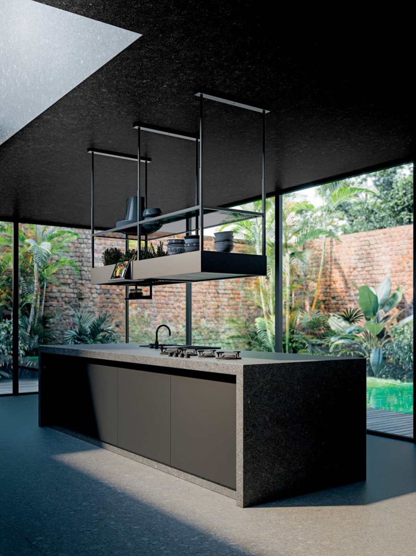 Okap Spazio kryje w sobie wygodne półki z matowego szkła do przechowywania naczyń oraz pojemniki na zioła, specjalny uchwyt