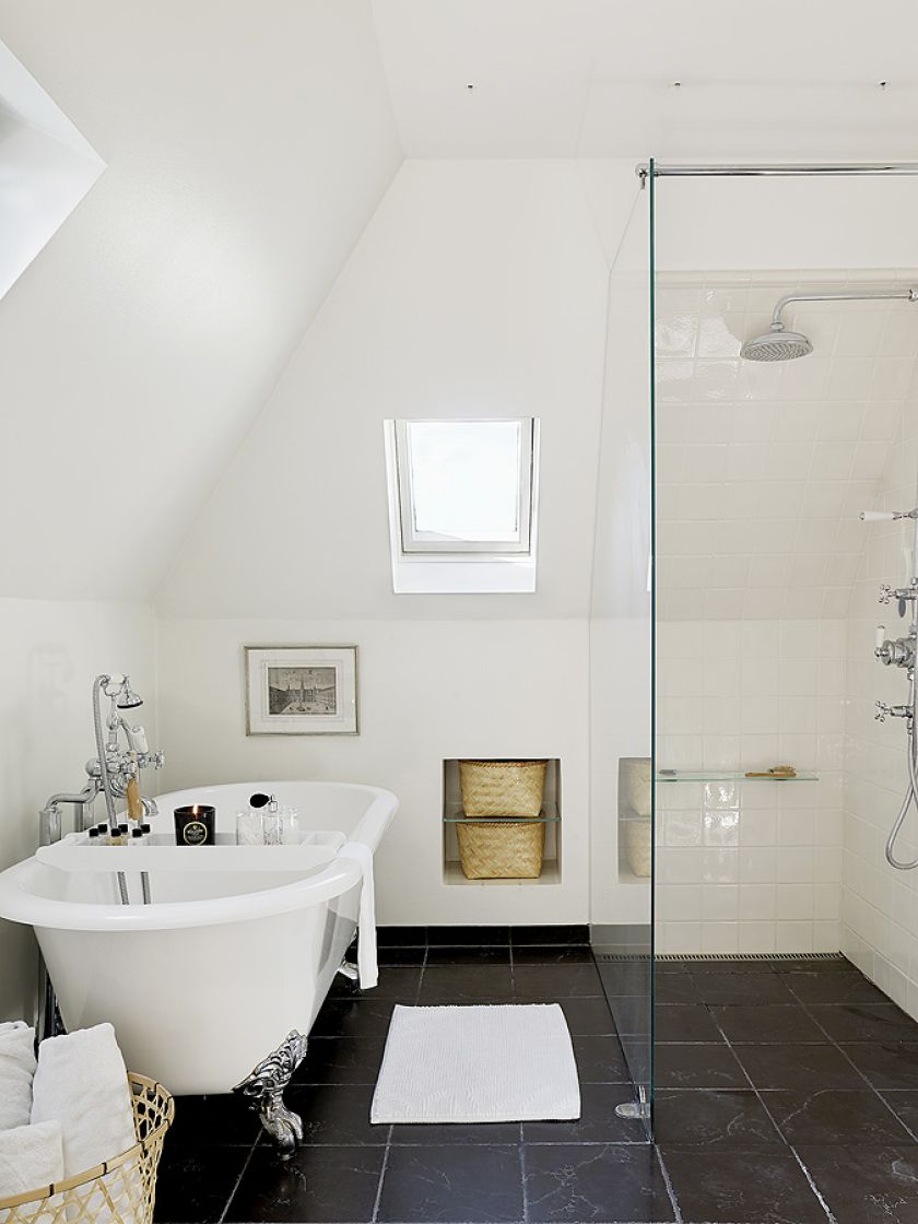 Z sypialnią sąsiadują łazienka (przywieziona z Anglii od Barber Wisons) oraz garderoba.