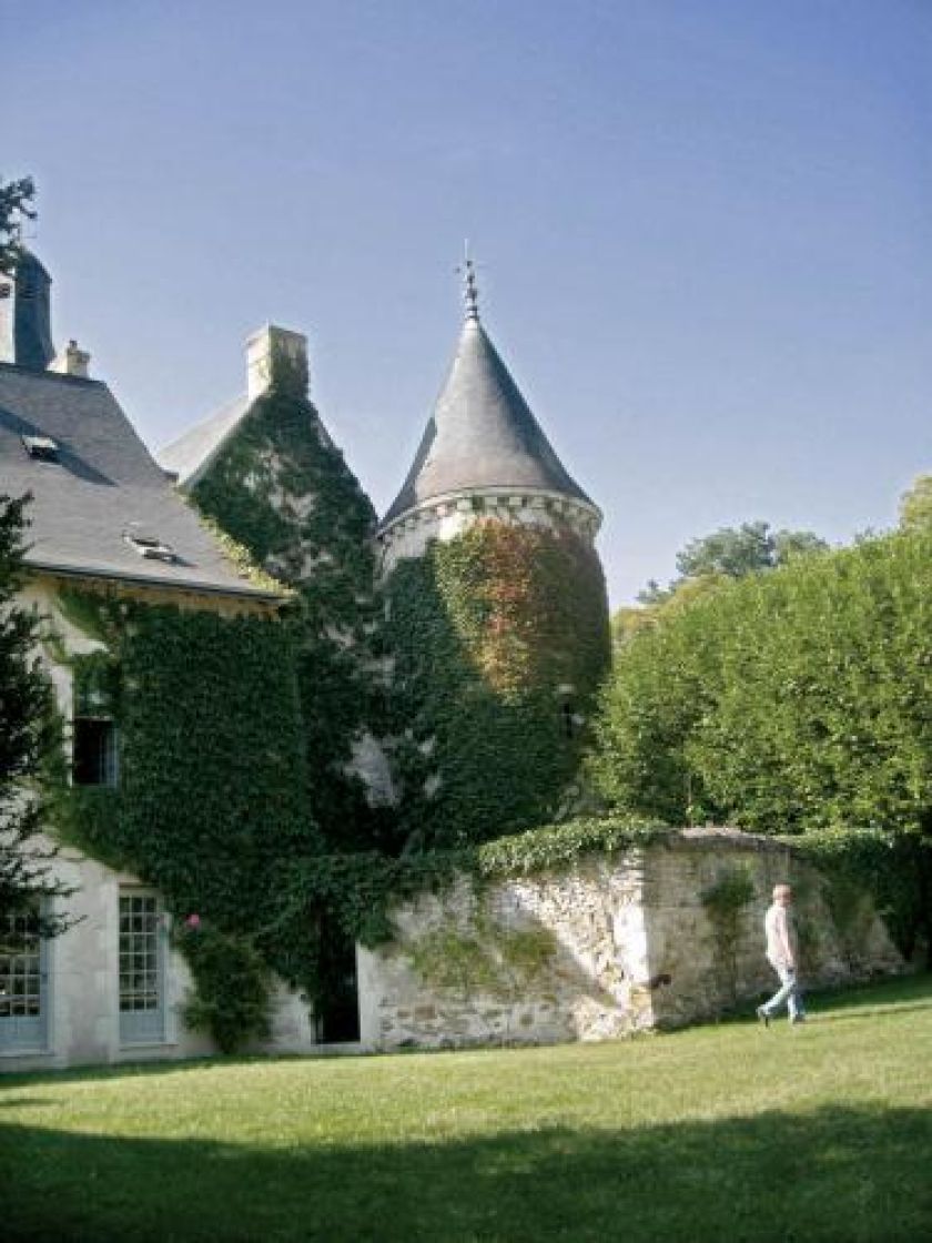 Zamek obrasta bluszcz. Zameczek dla dwojga