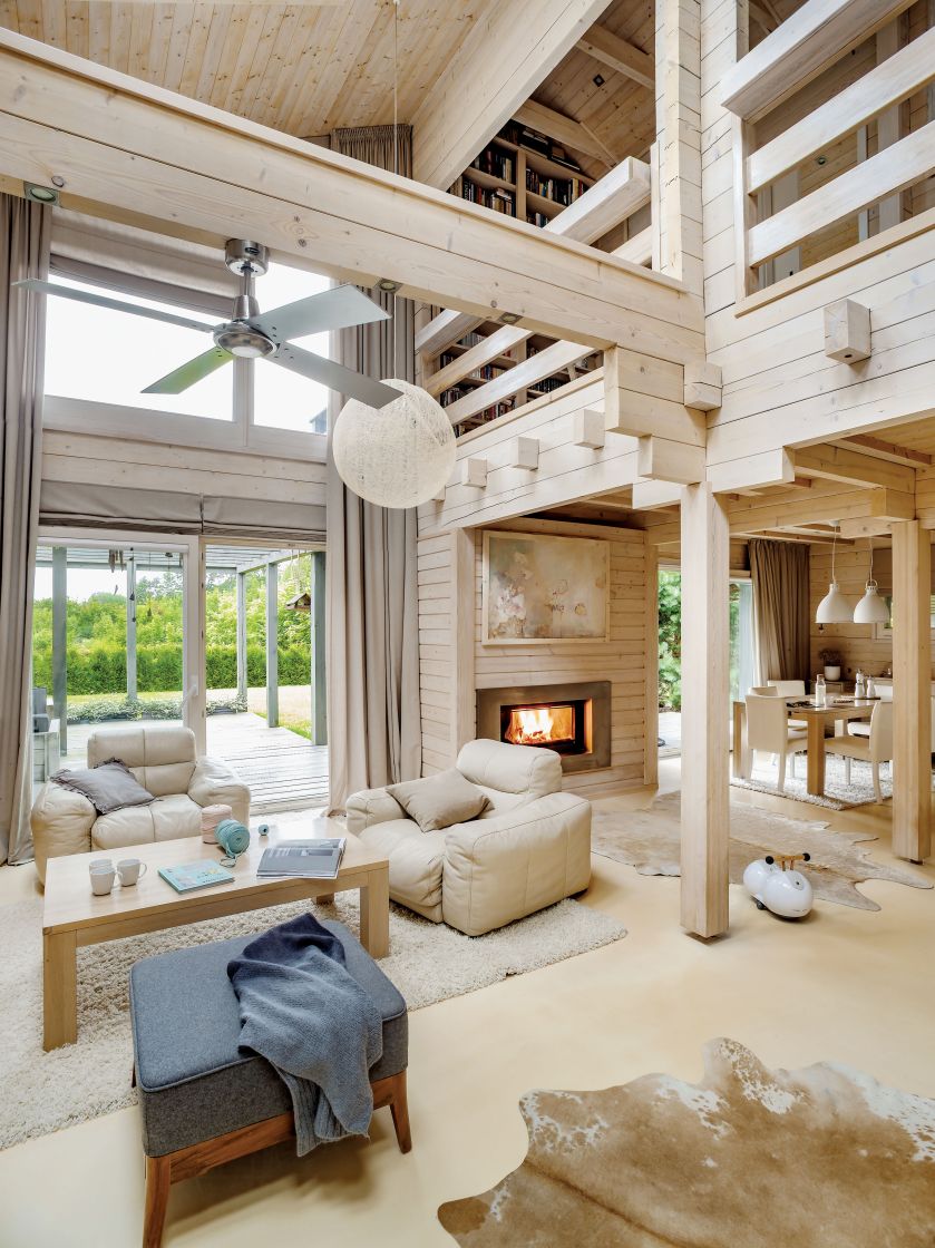 Zasłony do okna pod skosem, wysokiego na prawie osiem metrów, pomogła uszyć Anita Obuchowska z firmy AKMO.