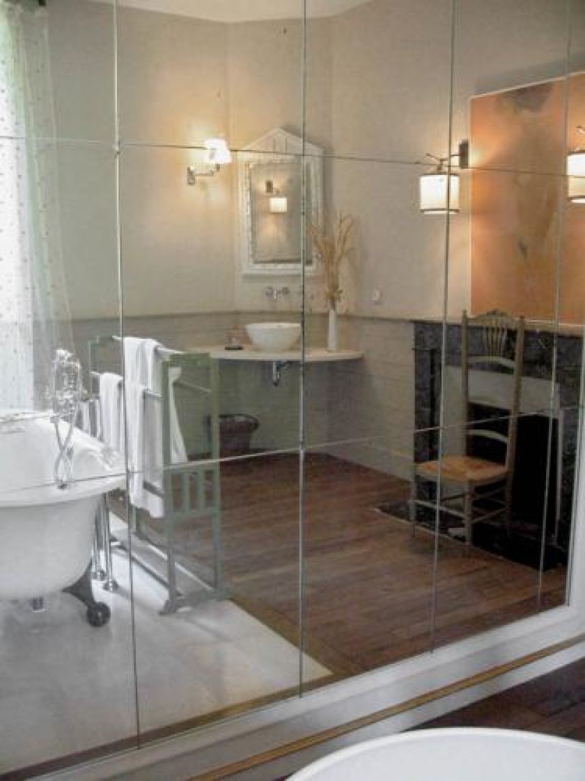 Żeby było bardziej nastrojowo, można rozpalić w kominku z brązowego marmuru.