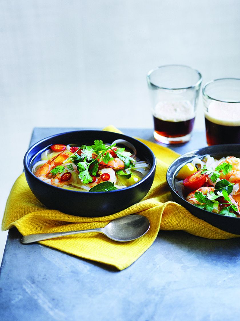 Zupa Tom Yum z krewetkami i ananasem.