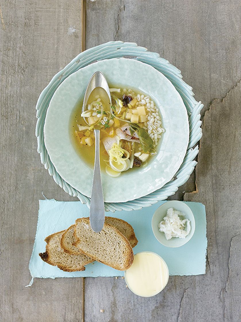 Zupa z kalarepy i wieprzowiny. Zioła dodają smaku