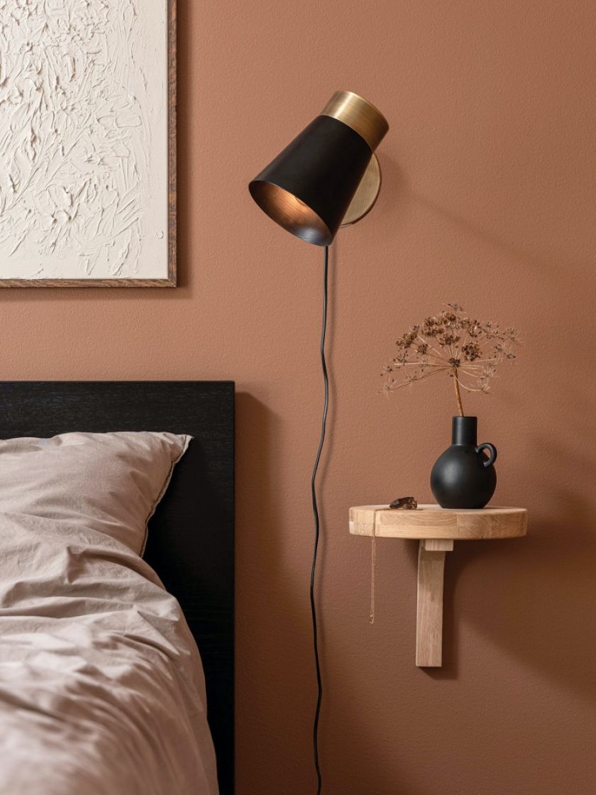 czarne kinkiety do sypialni