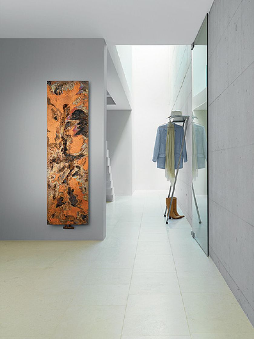 5. Mosiężny grzejnik Arteplano marki Runtal przypomina kamienną rzeźbę, technika design