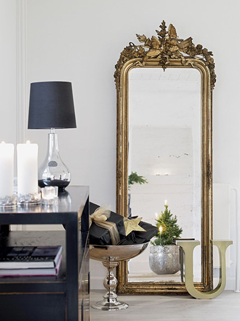 Bogato zdobione lustro ma trzysta lat. Jeanett kupiła je w Szwecji i zabiera do kolejnych domów.