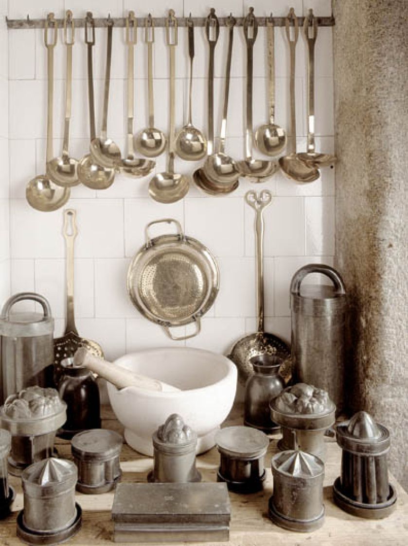 Chochle, durszlak, moździeż i formy do galaret i puddingów. Fot. Alamy/BE W