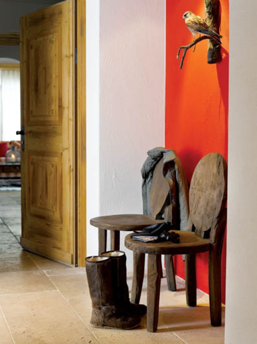 Gdyby nie czerwona ściana z ptaszkiem na gałęzi, na stare krzesła nikt nie zwróciłby uwagi.