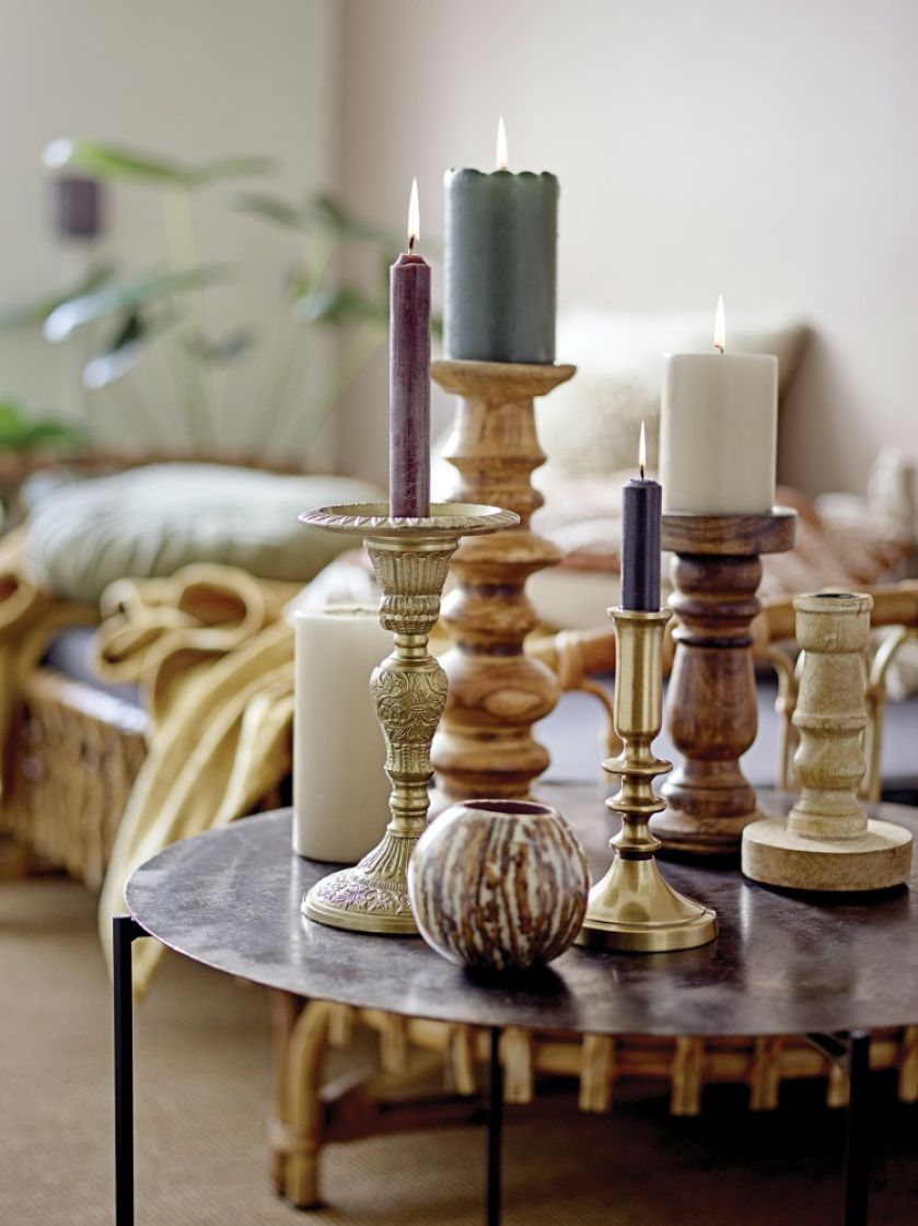 dekoracje ze świecami na stolik kawowy