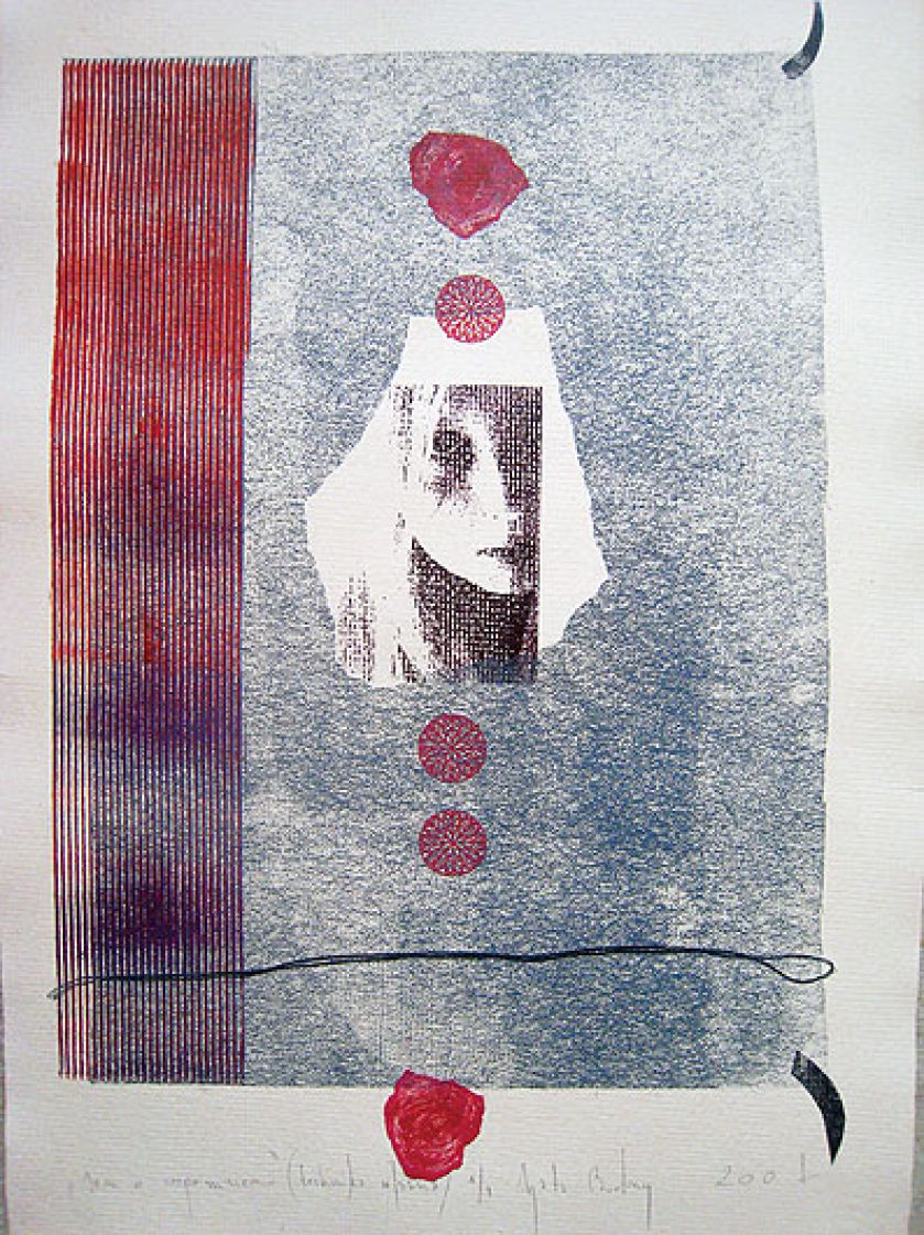 Dom nad jeziorem urządzony w stylu marynistycznym, w bielach i błękitach.