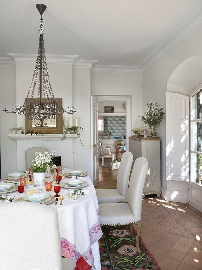 Dom urządzony jest w stylu rustykalnym. Pomysł podpatrzono w wiejskich andaluzyjskich rezydencjach. Stąd podłoga ulepiona