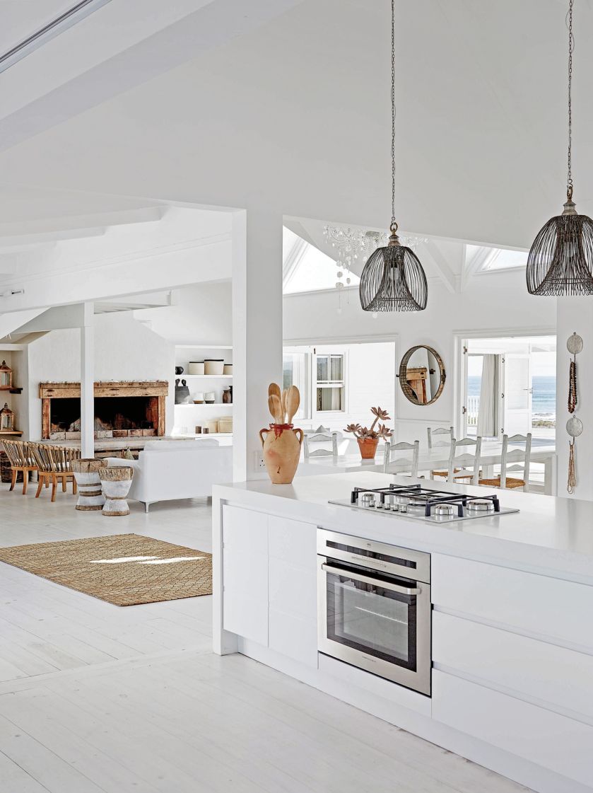 Na tle afrykańskiej sztuki ludowej i mebli ze starego drewna, które Gina wyszukiwała w butikach Kapsztadu, płyta SMEG wygląda