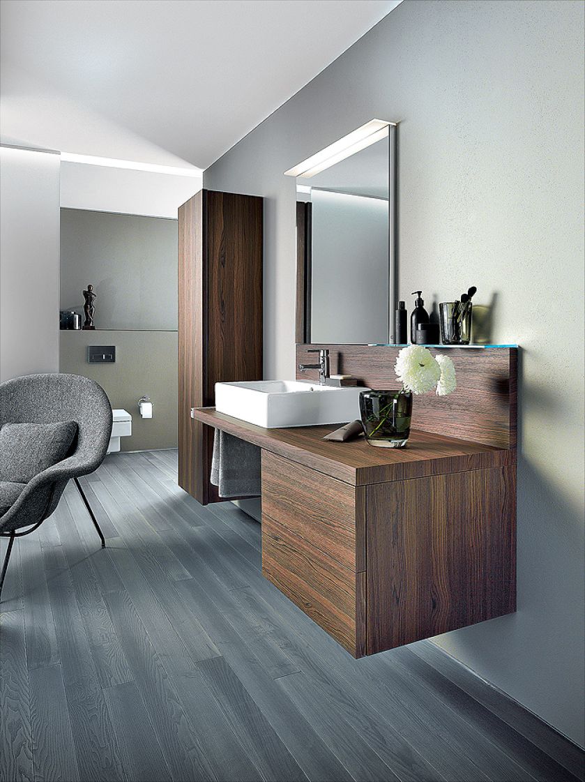 Fornirowane meble z kolekcji Delos. Za konsolę zapłacimy od 1153 zł, za szafkę pod konsolę – 3035 zł, za