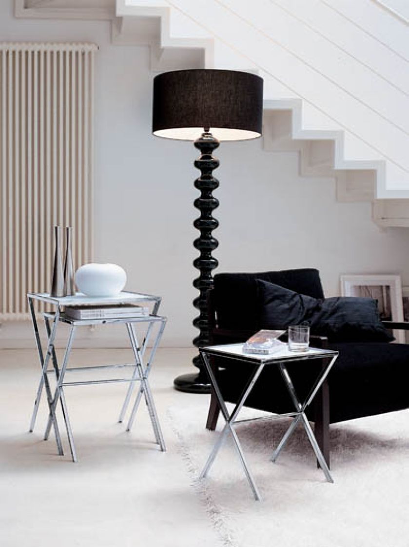 Jedwabny abażur (dostępny w trzech kolorach) na drewnianej podstawie matowej – 1128 euro, z połyskiem – 1488 euro. STUDIO