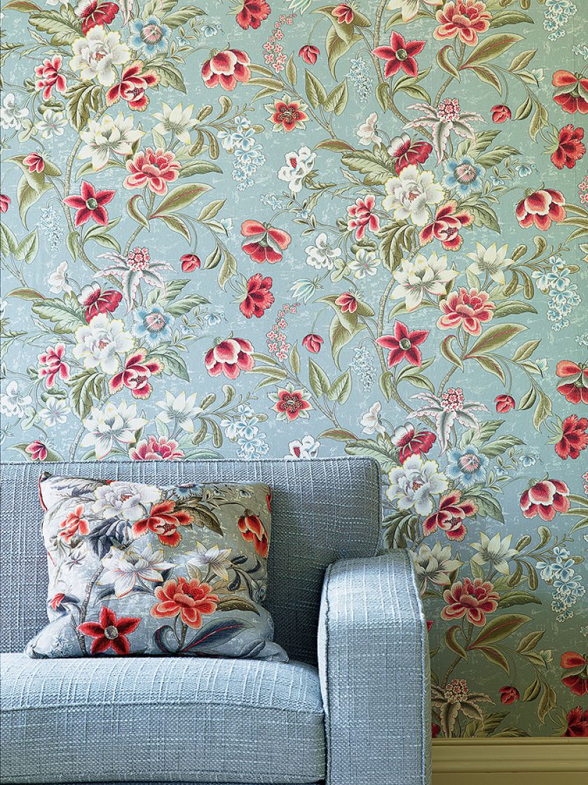Modne kwiaty nie tylko na tkaninach, ale i tapetach. Wzór Celestine Red Slate, COLEFAX FOWLER