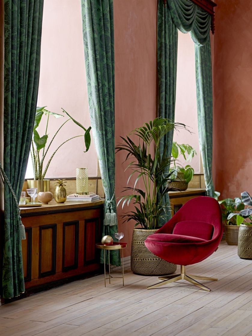 czerwony fotel w salonie