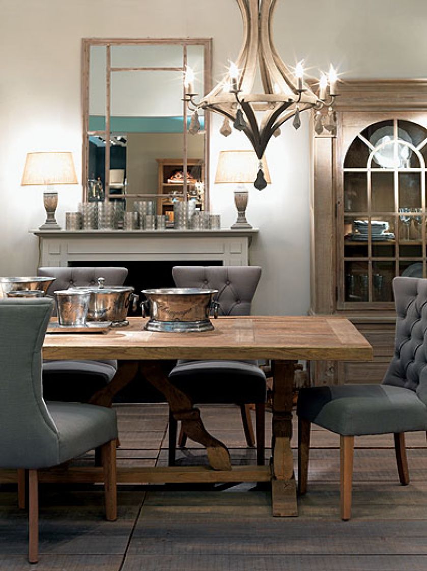 Nastrojowo z marką Blanc d’Ivoire. Stół z płyty MDF i drewna mango, 10 345 zł krzesła Zoe – len