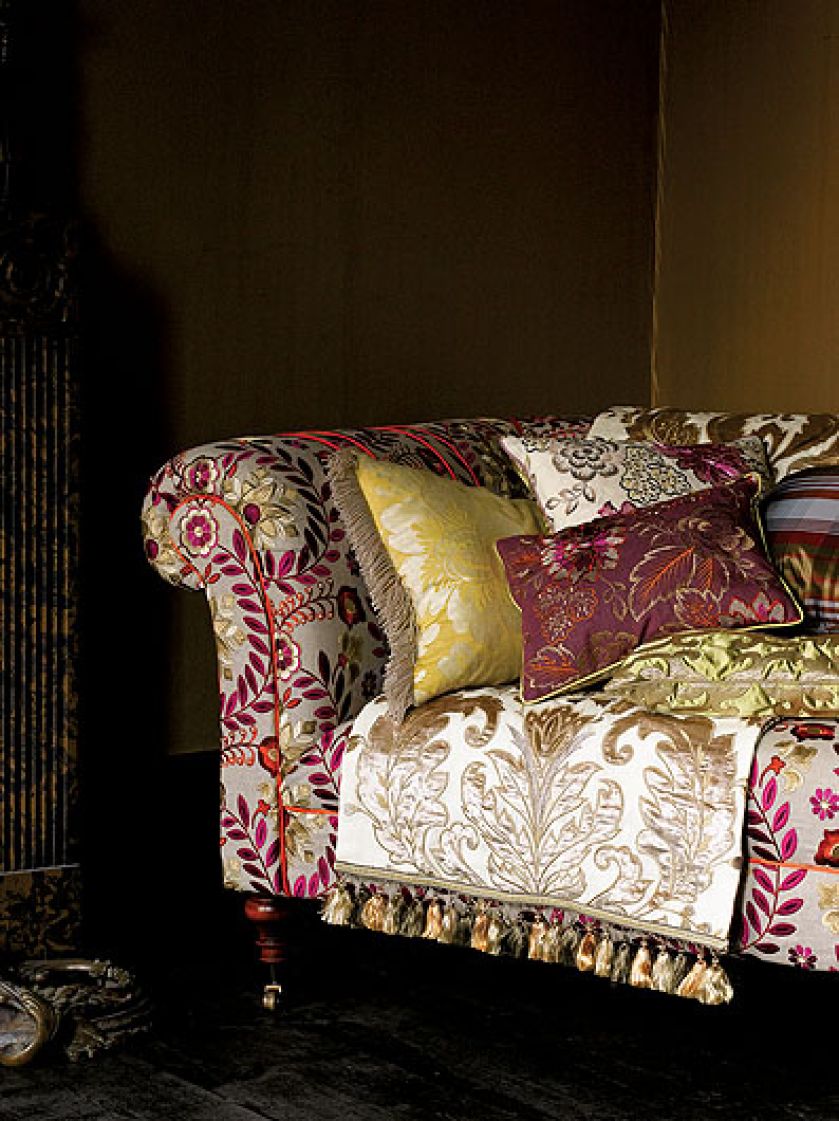 Nasycone kolorami jedwabie i lny z kolekcji Soprano uzupełnione pasmanterią marki Mulberry. Ceny od 800 zł. RIDEX